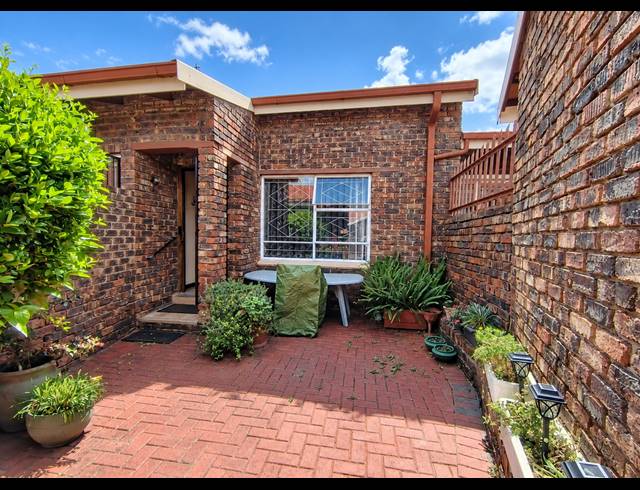 2 BEDROOM TOWNHOUSE FOR SALE IN THREE RIVERS